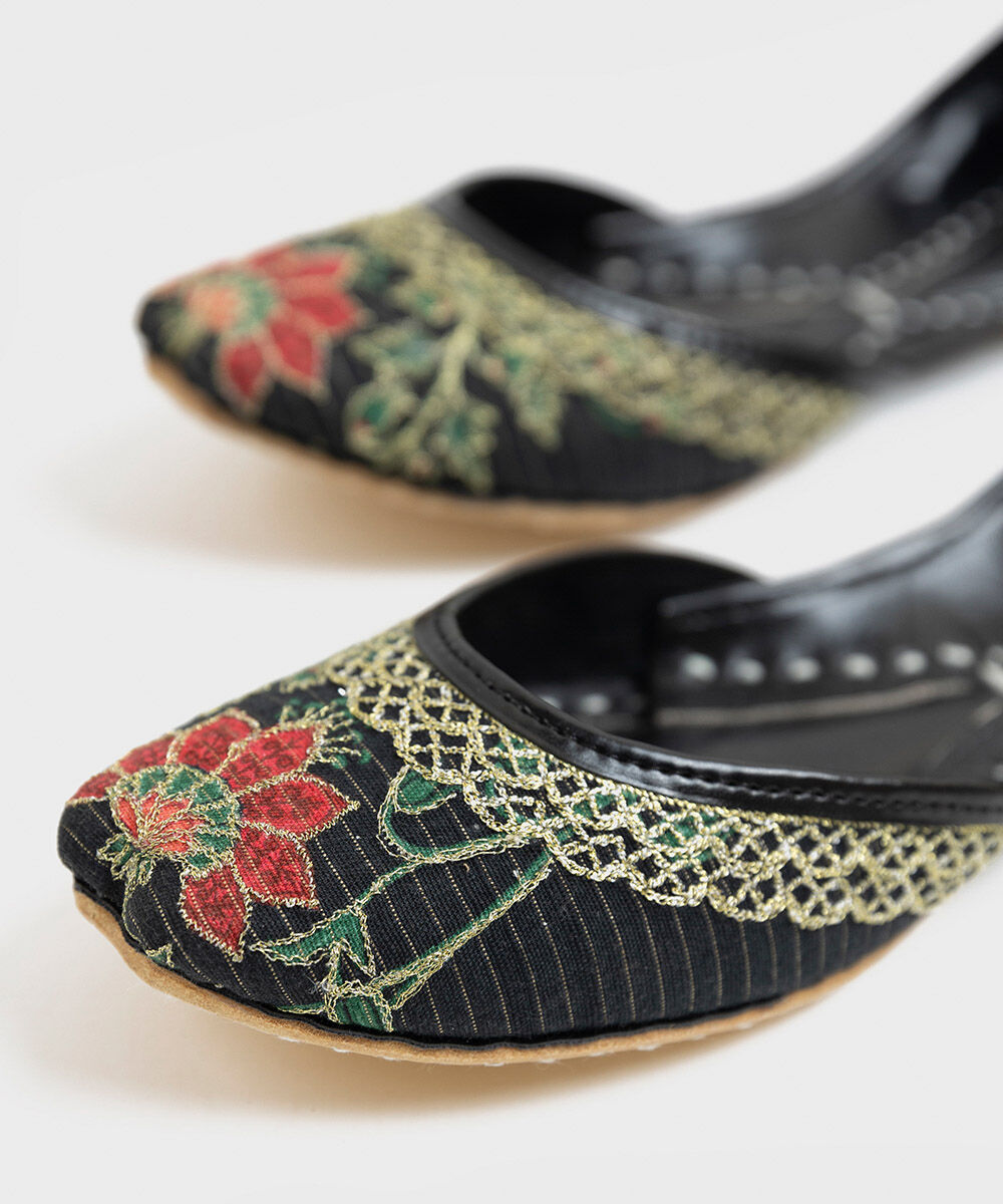 Woman - Black Embroidered Khussas