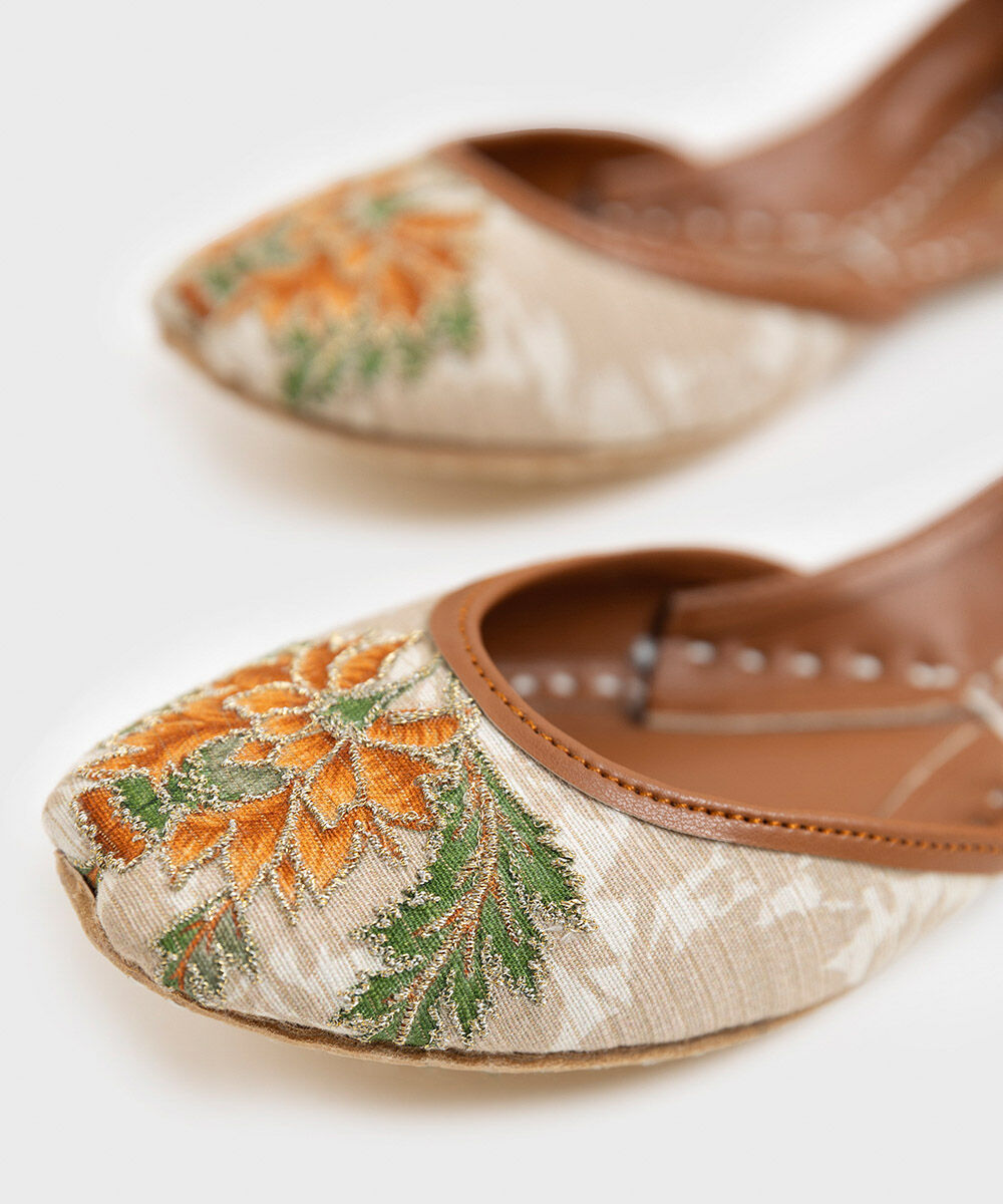 Woman - Off White Embroidered Khussas