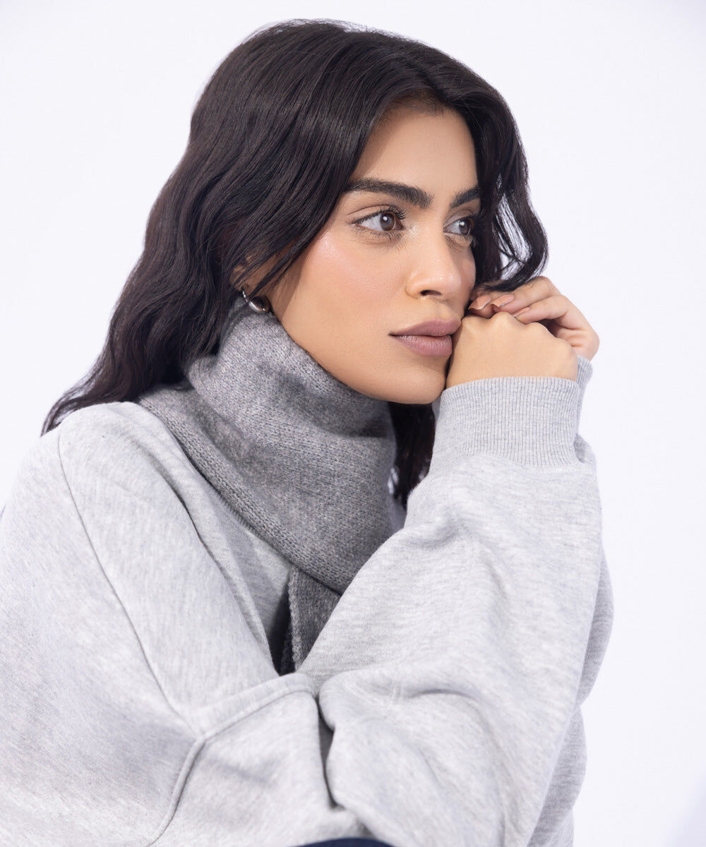 Woman - Grey Knitted Scarf