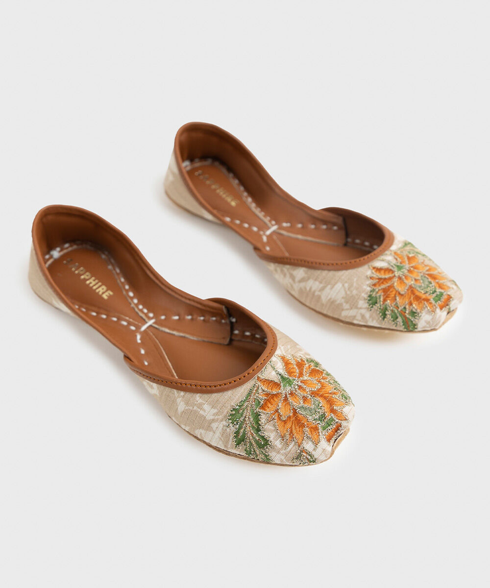 Woman - Off White Embroidered Khussas