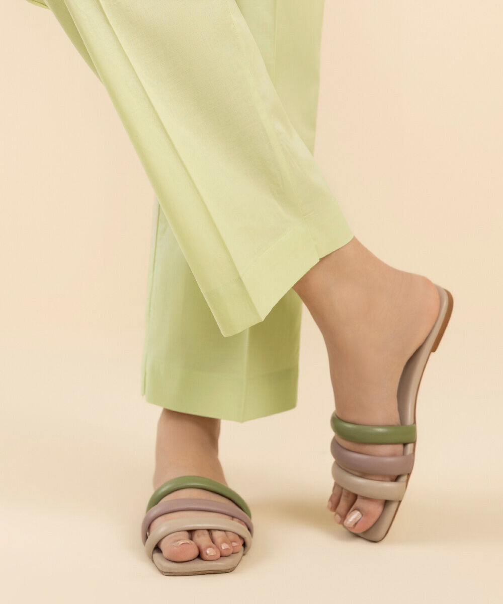 Woman - Green Solid Cambric Straight Pants