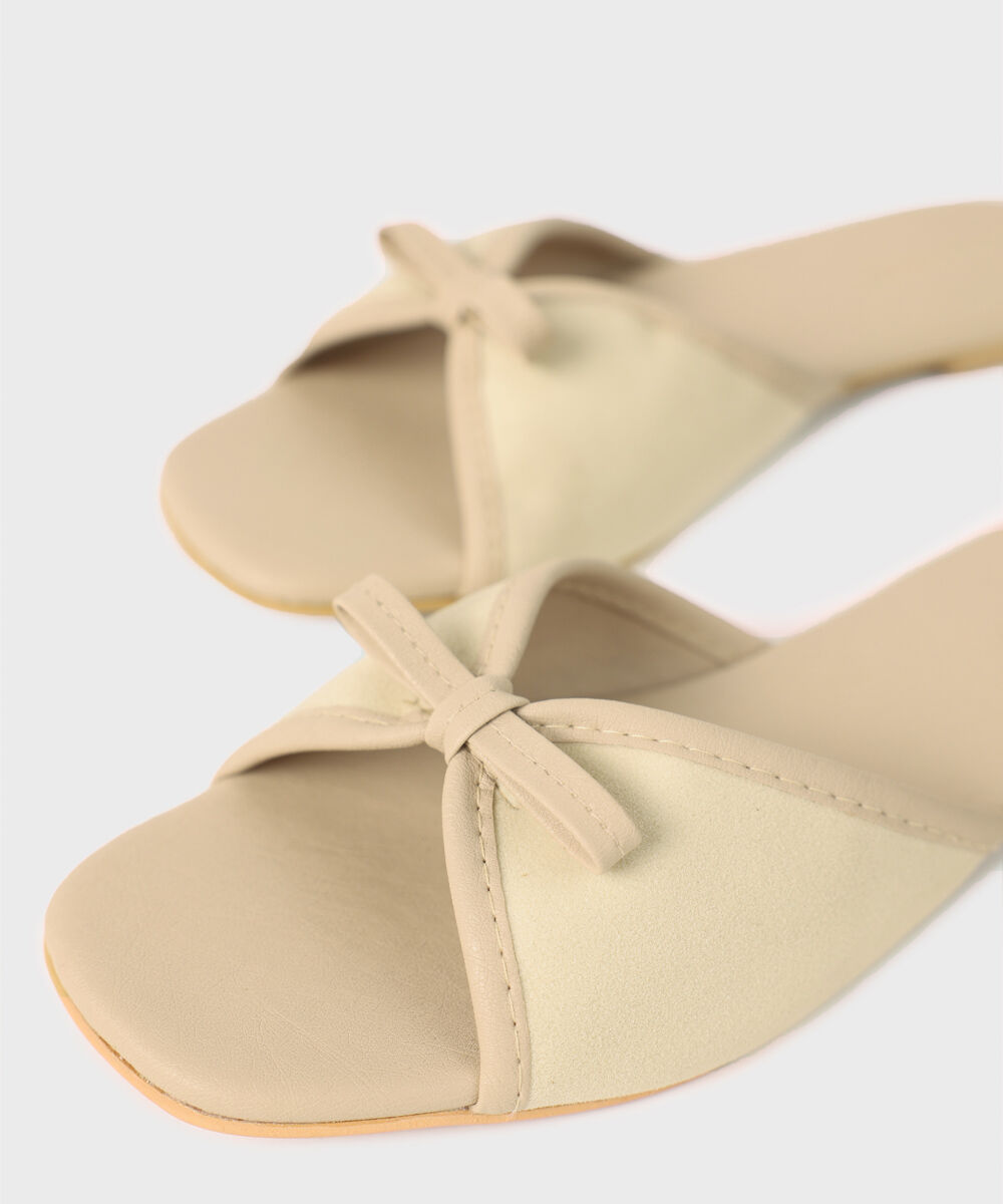 Women's Off White Flats