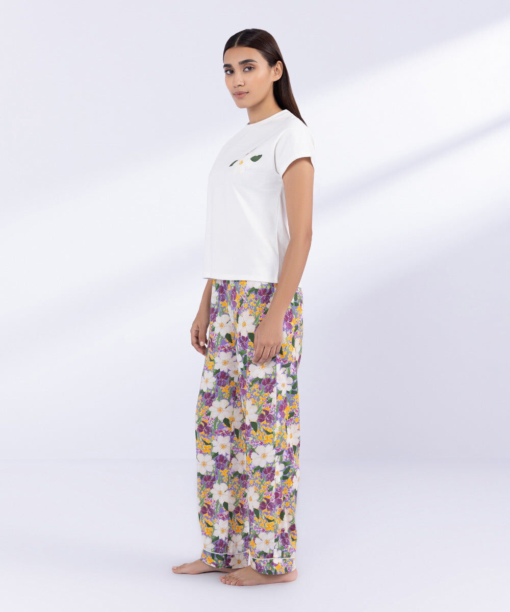 Woman - White Graphic Printed T-shirt